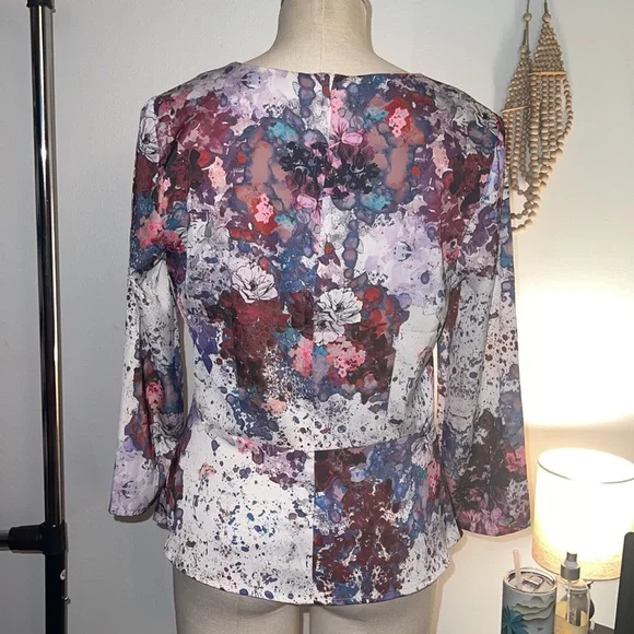 Beautiful Floral Blouse!🌸🍍🍍🍍 - Picture 3 of 8